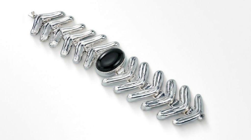 Lengua Center Stone Bracelet in sterling silver with black onyx, side view — handmade in Taxco, Mexico #Gemstone Type_Onyx